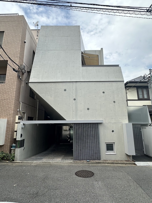 コンクリート打ち放しのスタイリッシュな外観が目を惹くデザイナーズRC造です。幾何学的なモダンデザインは街並みでも存在感を放ちます。2024年に大規模修繕（外壁塗装・防水）も実施済みです。
