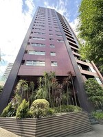 スタイリッシュな外観デザイン。重厚感あふれるシックな装いが高級感を演出する地上20階建タワーマンションです。足元には彩りを添える植栽が施され、住まう方を誇らしく迎え入れます。