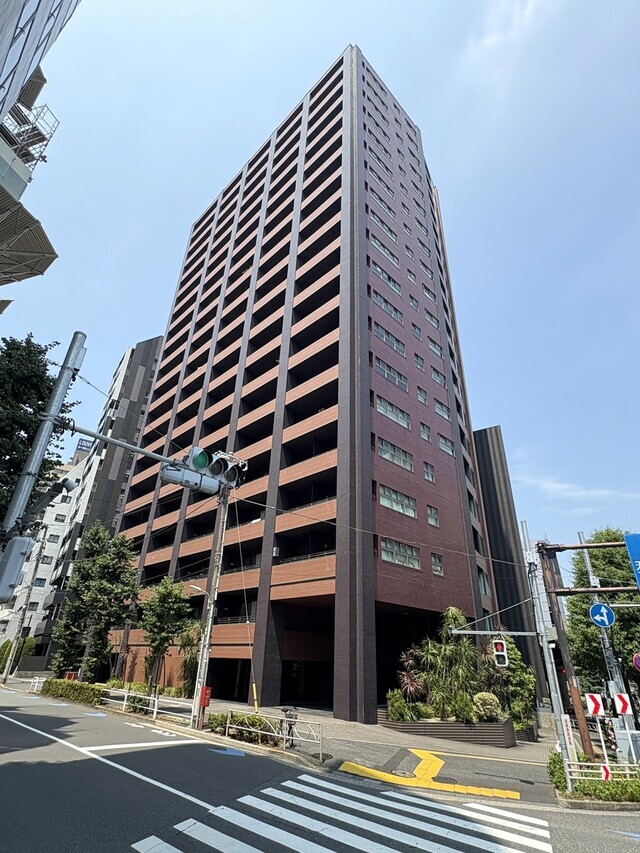 スタイリッシュな外観デザイン。重厚感あふれるシックな装いが高級感を演出する地上20階建タワーマンションです。足元には彩りを添える植栽が施され、住まう方を誇らしく迎え入れます。