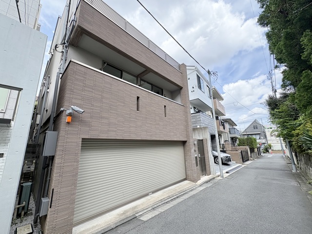 前面道路は交通量が少なく、落ち着いた住環境　お車の出し入れもしやすく、お子様のいるご家庭にも安心です。