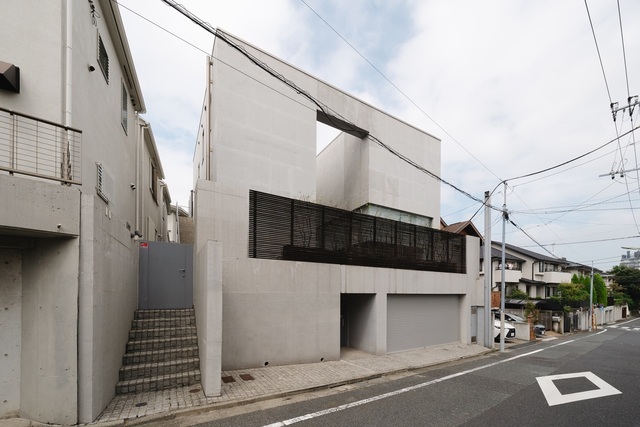 土地面積約70.81坪、建物面積約95.85坪、間口が約12ｍの存在感ある建物