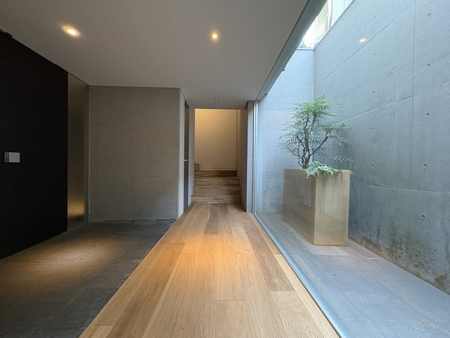 大きなガラス面から感じられる開放感と植栽の彩りが美しい玄関